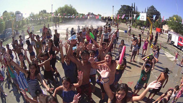 A baldazo limpio, los más chicos disfrutaron del Carnaval