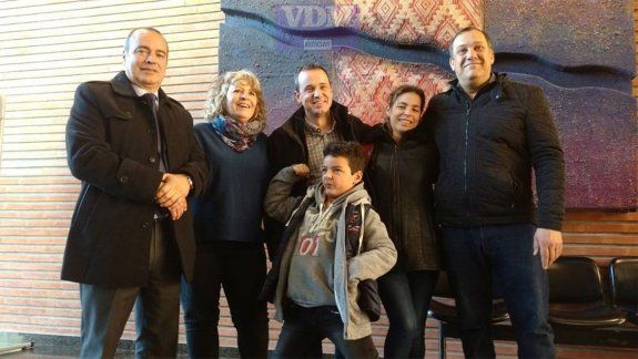Joaquín y su familia junto a legisladores.