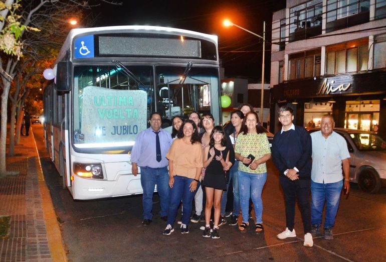 Emotiva despedida del colectivero que se jubiló tras 32 años al volante