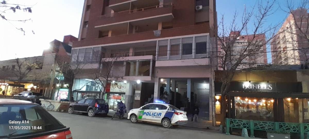 La policía se acercó al lugar del escándalo, donde una mujer amenazo con quitarse la vida. Foto Antonio Spagnuolo.