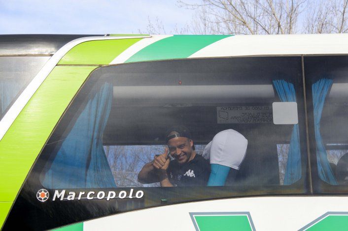 Los hinchas albinegros recibieron con emoción al equipo