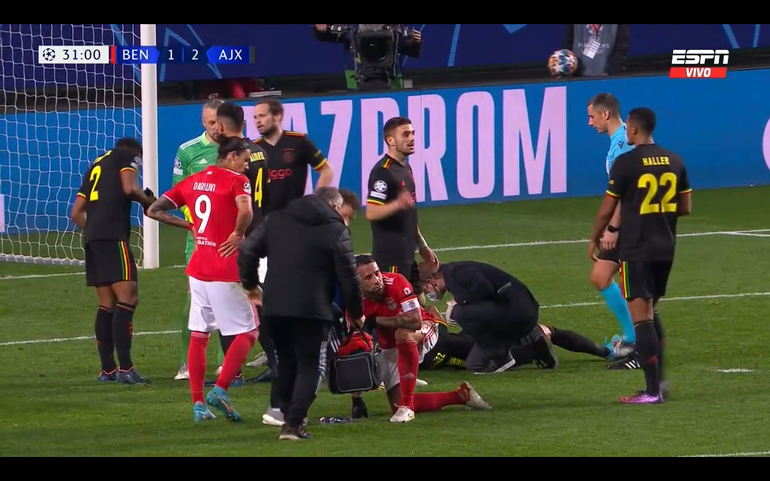 Sufre Scaloni: tremendo cabezazo entre Otamendi y Martínez