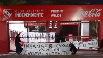 ¡al rojo vivo! aparecen banderas con amenazas en independiente