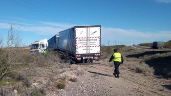 El camión bitrén terminó en la banquina tras chocar contra una camioneta, cuyo conductor sufrió heridas grave. El incidente vial se produjo sobre la Ruta 22, en el Valle Medio rionegrino. El camión bitrén terminó en la banquina tras chocar contra una camioneta, cuyo conductor sufrió heridas grave. El incidente vial se produjo sobre la Ruta 22, en el Valle Medio rionegrino.