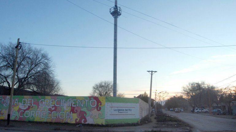 La conflictiva antena que puso en pie de guerra a los vecinos del barrio Don Bosco está en Manuel Estrada y Paraguay.