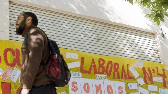 Los docentes y los padres se unieron para pedir un traslado.