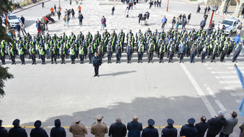 Efectivos de la Policía de Río Negro se suman a reforzar los patrullajes y prevención en Bariloche y El Bolsón durante la temporada invernal.