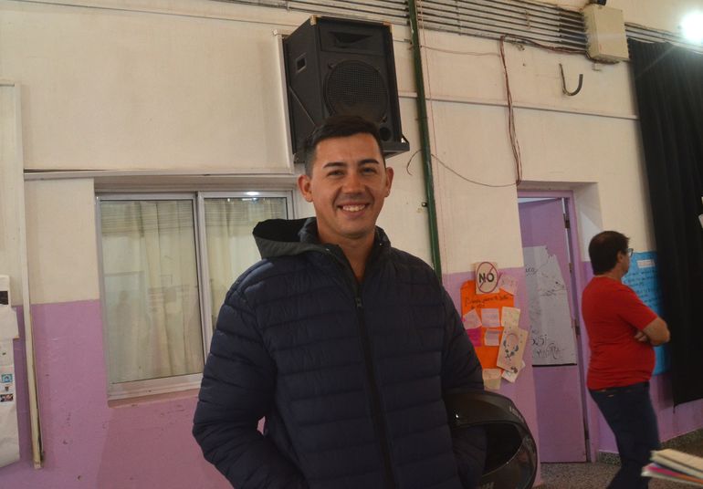 Edgardo, de Cinco Saltos a Cipolletti en moto: 