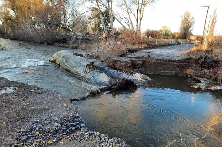 La crecida se llevó un puente en la Isla Jordán
