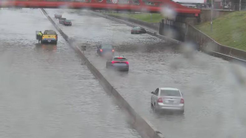 Diluvio en Buenos Aires: por el temporal, hay cortes de luz e inundaciones en la General Paz | LMCipolletti.com Diluvio en Buenos Aires: por el temporal, hay cortes de luz e inundaciones en la General Paz