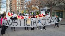 Bajo el lema Justicia por Julián, se realizaba en Roca una numerosa marcha. 