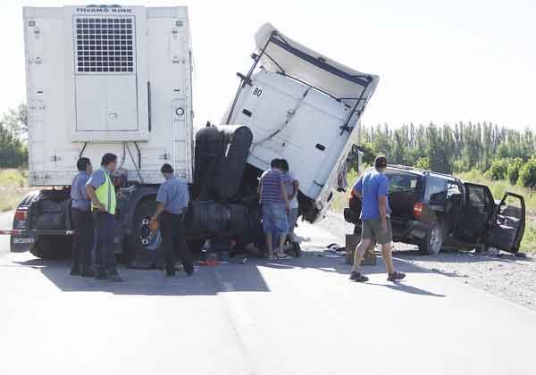 Tres heridos tras un violento choque en la 22