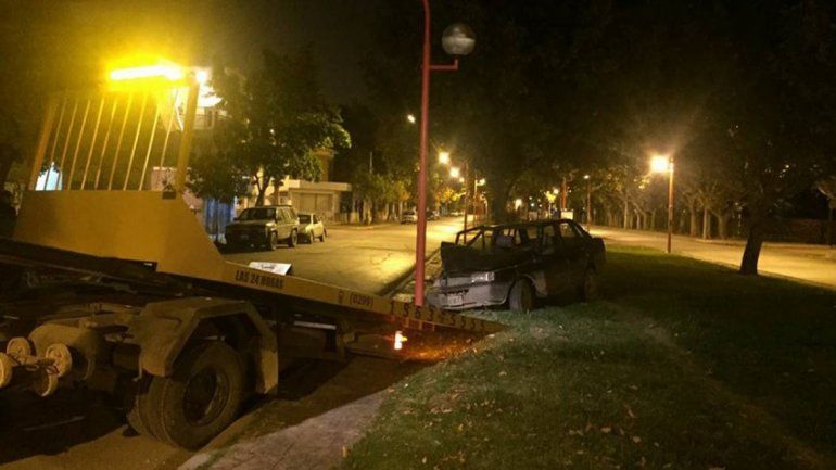 Perdieron el control y chocaron contra un poste
