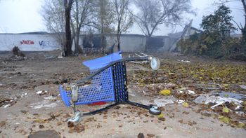 El incendio destruyó el depósito regional de La Anónima en Cipolletti.