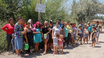 los vecinos de la toma bella vista casi no tienen agua