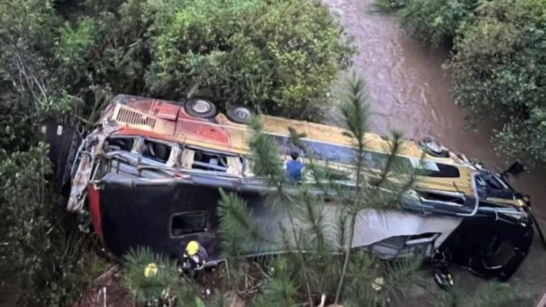 El conductor perdió el control, chocó contra un vehículo y terminó en el arroyo Yazá, en la provincia de Misiones.  | LMCipolletti.com El conductor perdió el control, chocó contra un vehículo y terminó en el arroyo Yazá, en la provincia de Misiones.