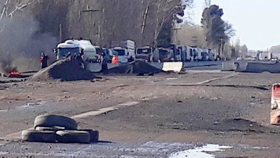 Vecinos aislados por la obra de Ruta 22 cortan el tránsito 