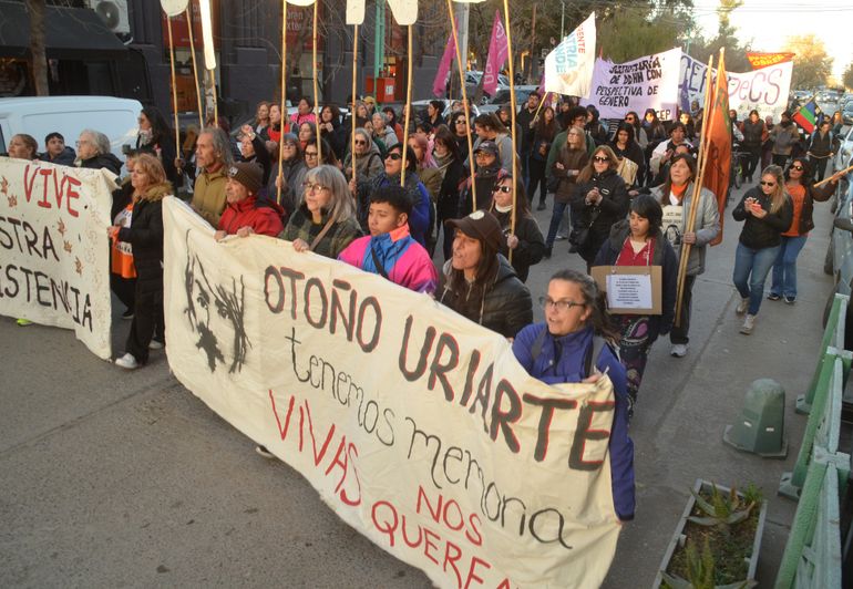 Marcha por Otoño Uriarte en fotos: un centenar de personas con indignación y reclamos en la comisaría
