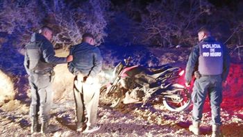 El joven escapó de la policía en una moto y lo atraparon al caer en la calle que conduce al aeródromo de Allen.