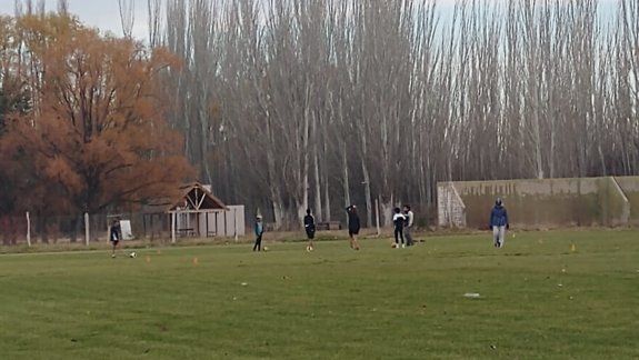 Se juntaron a entrenar en una cancha y los denunciaron