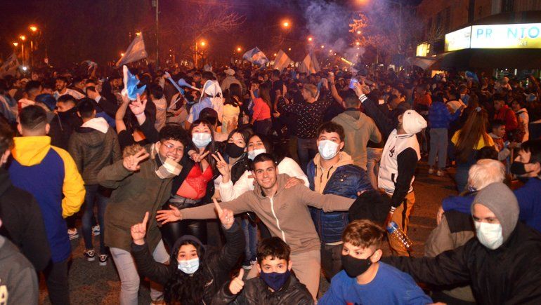 Mirá la caravana de hinchas cipoleños por el triunfo argentino