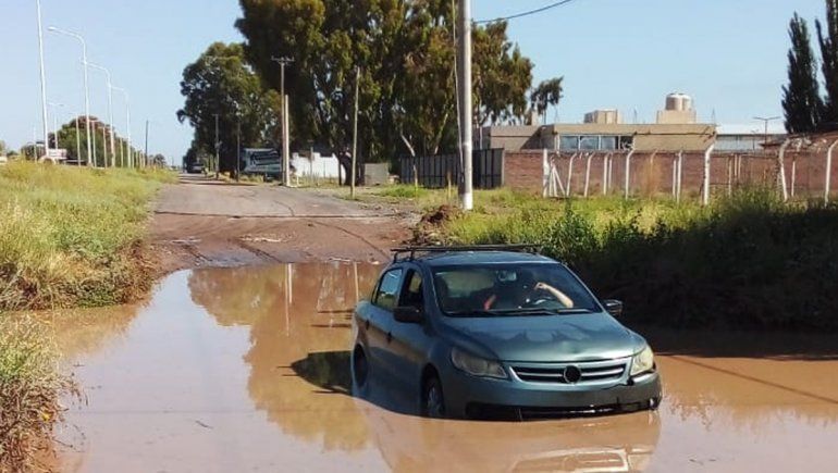 Desesperante: quedaron atrapadas en el auto en una colectora inundada