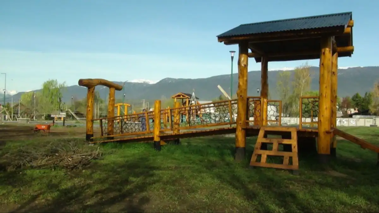 Se accidentó en un juego de la plaza y demandó al Municipio: cuánto cobrará ahora tras impactante embargo