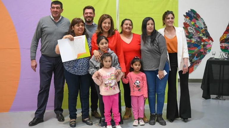 Más familias cipoleñas cuentan con las escrituras de sus viviendas
