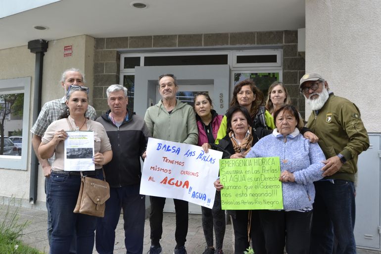 Vecinos de Balsa Las Perlas se movilizaron hasta la Defensoría del Pueblo en Cipolletti para exigir la intervención por la faltante de agua. 