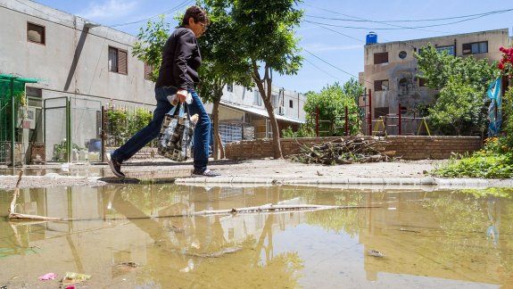 Entrar al barrio La Paz es complicado para los adultos y peligroso para los niños, quienes ignoran el peligro de jugar con el agua contaminada.