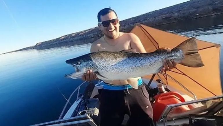 Una captura récord en Mari Menuco: un pescador sacó una trucha marrón de más de 9 kilos