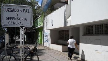 El hombre presentó una denuncia por violencia familiar al amante de su pareja. Pero la Justicia de Paz desestimó la acusación porque no se encuadra en la Ley 3040.