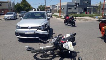 un joven motociclista resulto herido tras chocar contra un auto