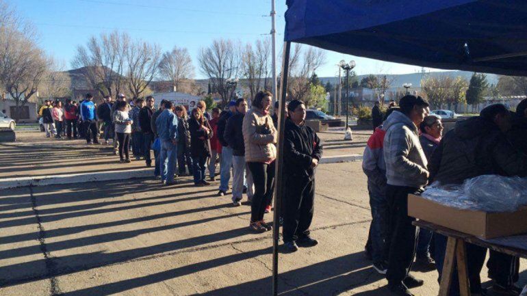 El camión de pescado para todos convocó a cientos de vecinos en toda la región.