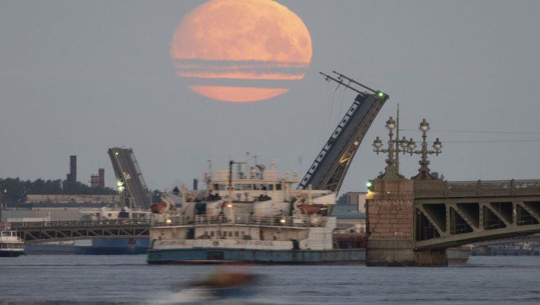 La luna sobre el río Neva