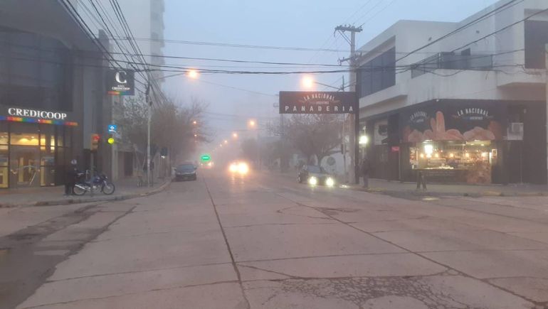 La niebla cubrió la ciudad, piden manejar con precaución