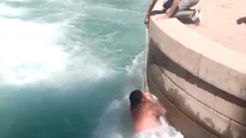 video: casi murio ahogado en el canal principal de riego