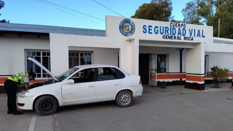 Lo atraparon en un control manejando un auto robado en Fernández Oro