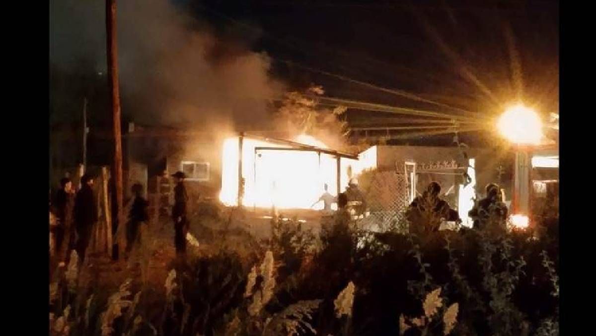 Prendió fuego su casa con sus tres hijos menores adentro