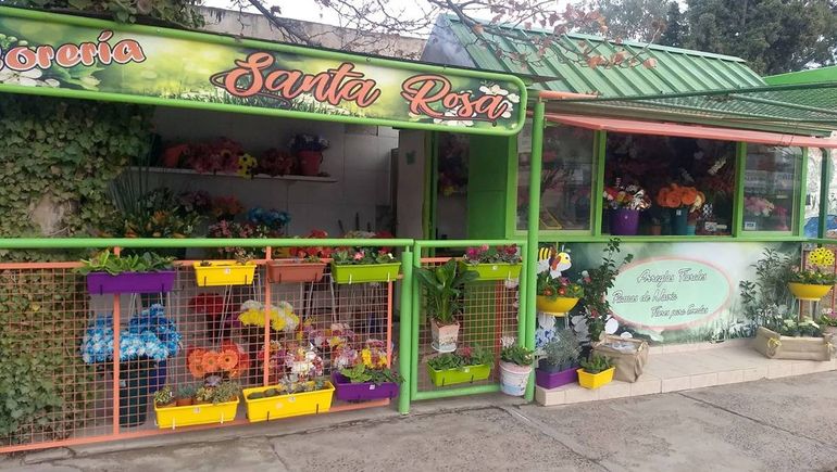 El histórico puesto de flores en la puerta del cementerio. El histórico puesto de flores en la puerta del cementerio.