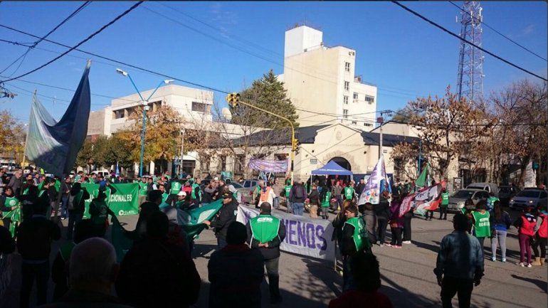 Marchan en Roca contra las medidas de ajuste