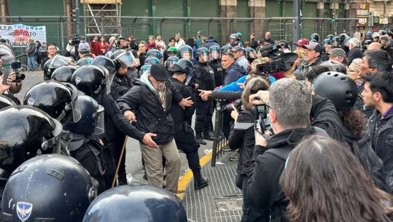 Incidentes afuera del Congreso tras la confirmación del veto a la fórmula jubilatoria