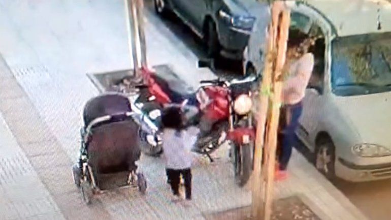 Indignante: usan a los hijos de pantalla para robar una moto en pleno centro