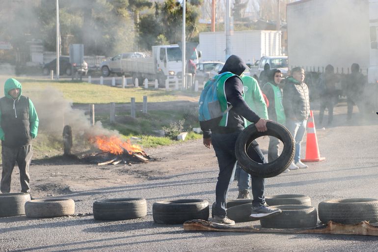 Con el ejemplo de lo que pasa en los puentes Neuquén-Cipolletti, Patricia Bullrich lanzó el protocolo antipiquetes