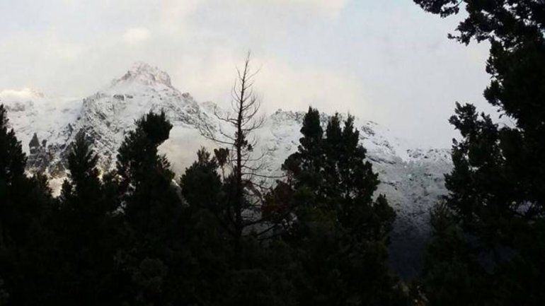 Una nevada sorprendió a turistas en la cordillera