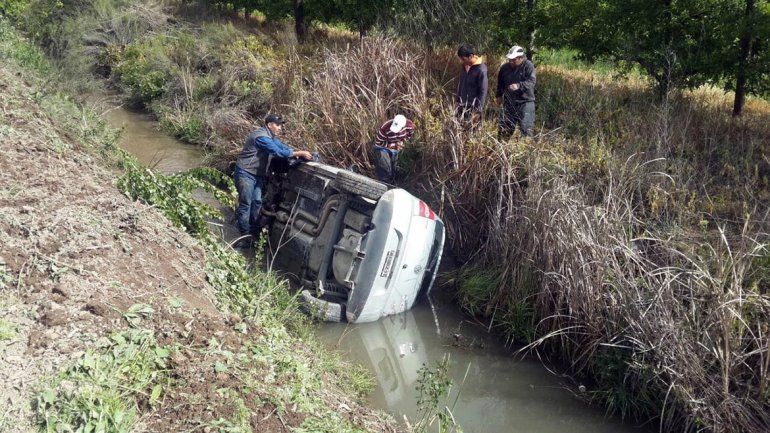 Dos heridos en un múltiple choque sobre la Ruta 151: un auto terminó dentro del canal