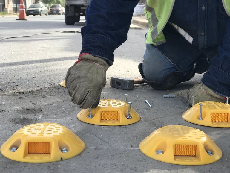 Para seguir fortaleciendo la seguridad vial, se colocaron nuevos reductores de velocidad en distintos barrios de la ciudad.