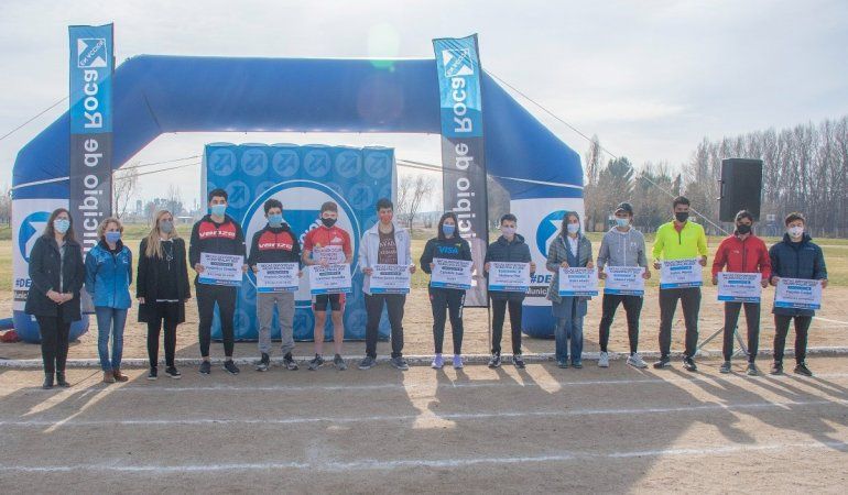 Entregaron más de $200.000 en becas a deportistas de Roca