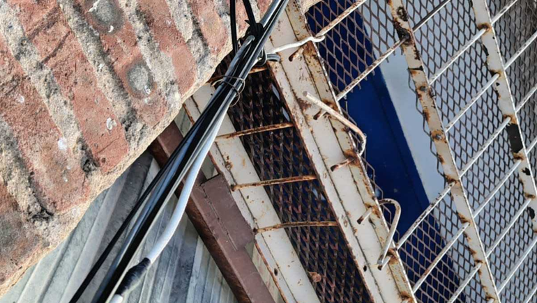 Los barrotes de la cárcel U12 por donde se fugaron los delincuentes en Neuquén.