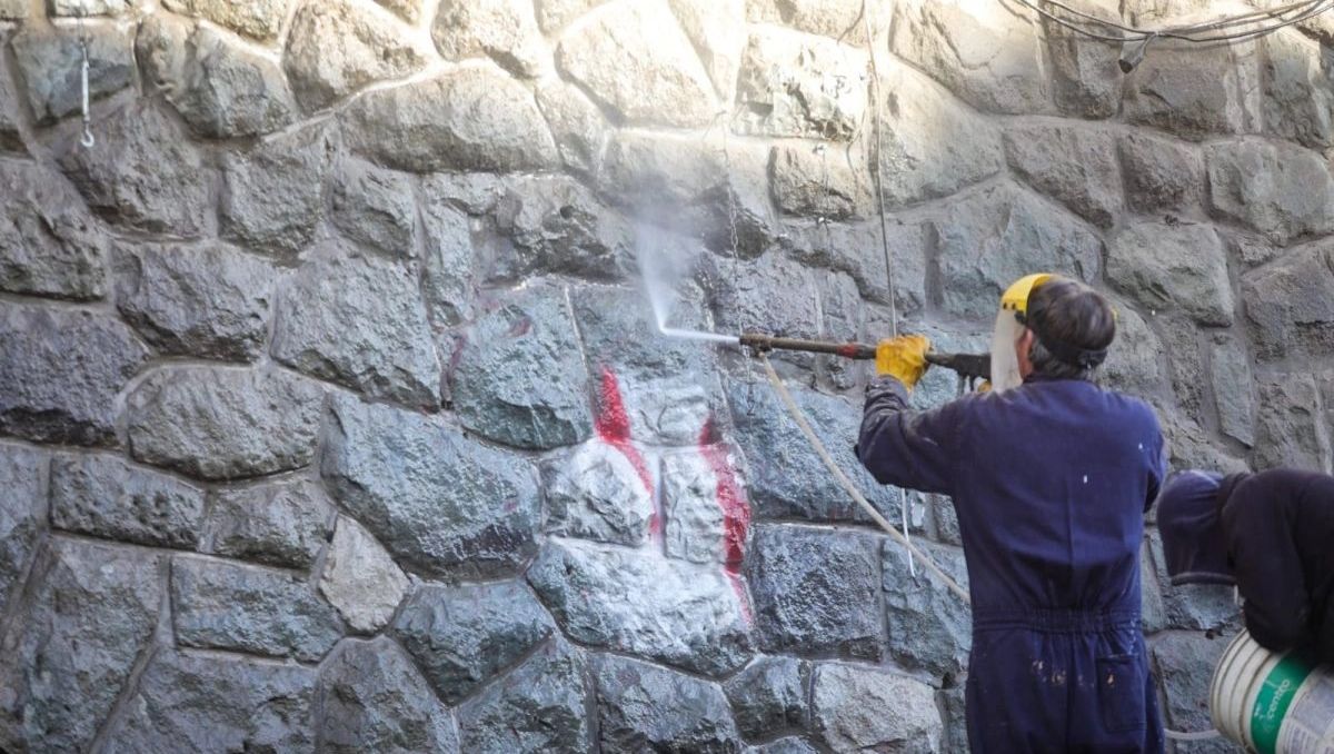 Borraron el graffiti de la polémica en los arcos del Centro Cívico